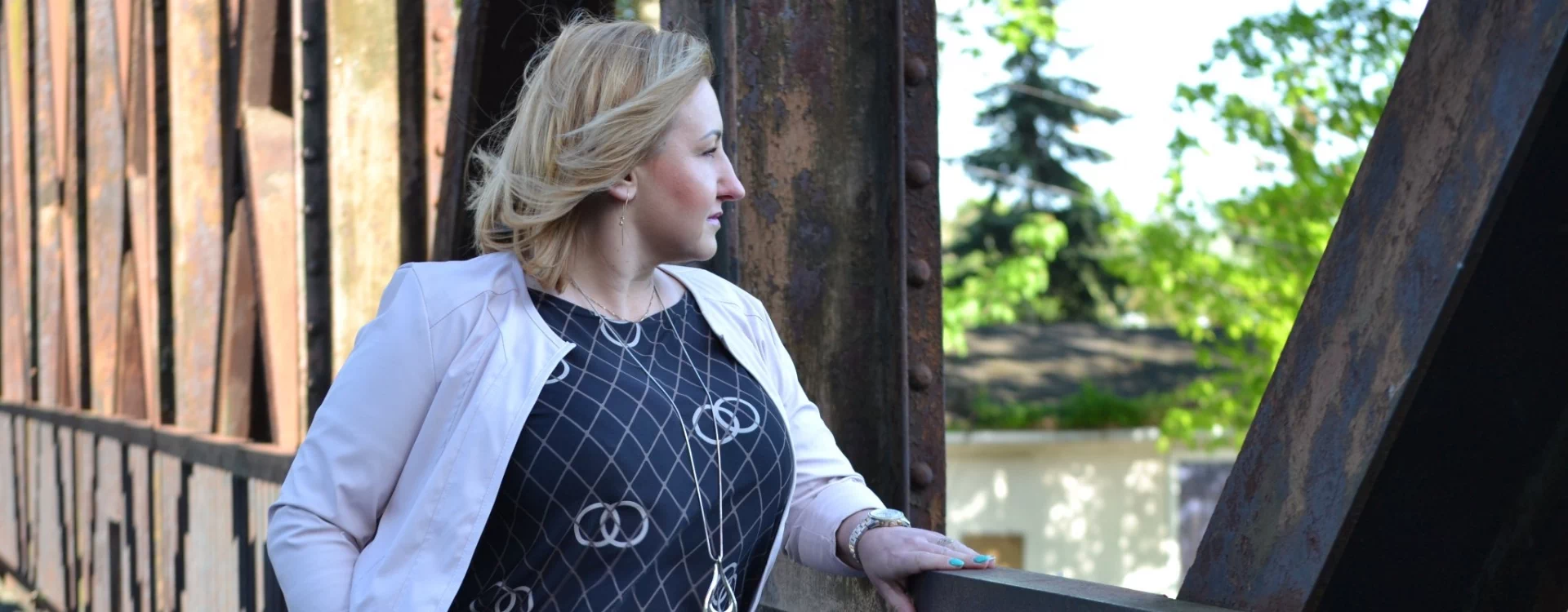 Pani obserwująca las